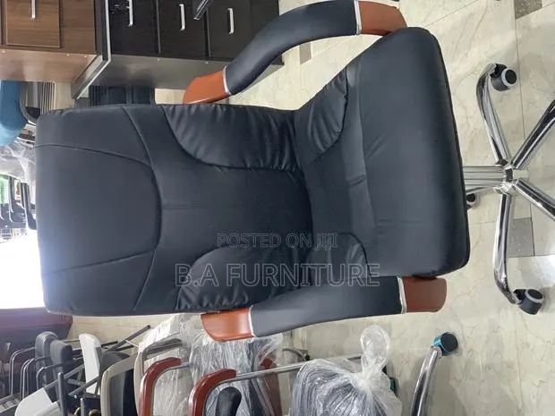 Office Chair— Leather Swivel Chair · Photo 1
