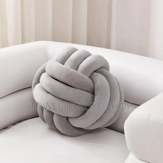 Knotted Pillows · Photo 1