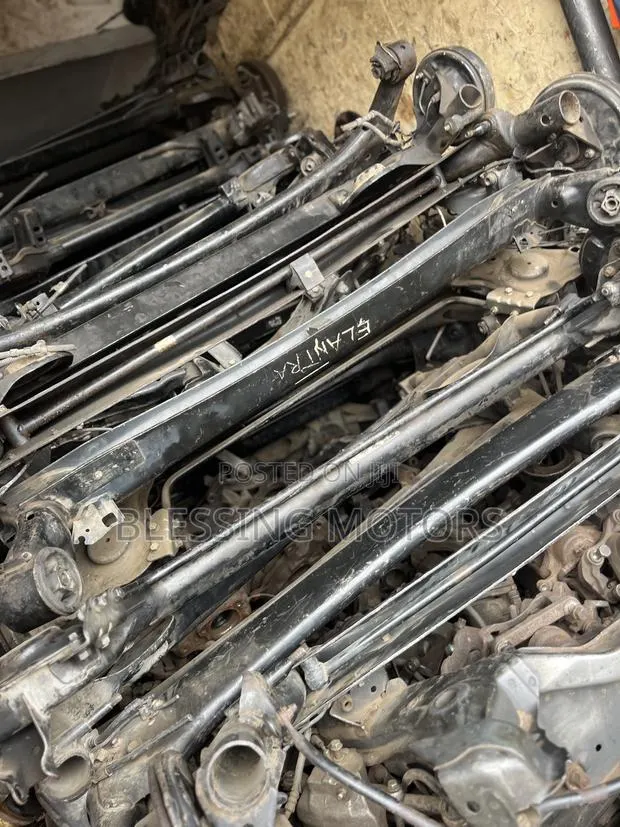 Hyundai Elantra 2012-2015 Back Axle Complete With Hubs · Photo 1