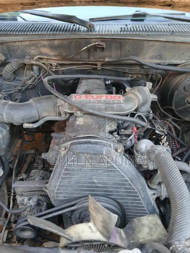 Toyota Hilux 1999 Gold · Photo 1
