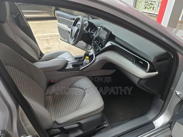 Toyota Camry SE 2022 Silver · Photo 1