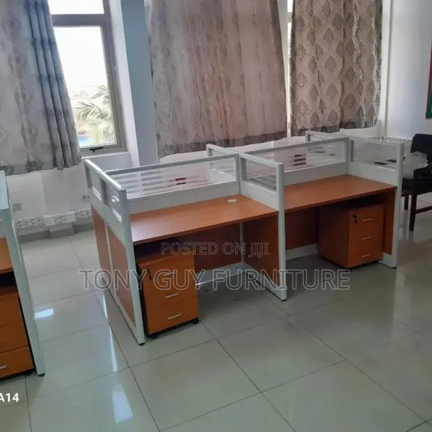 4 Cubicle Working Table · Photo 1