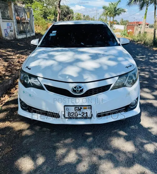 Toyota Camry 2014 White · Photo 1