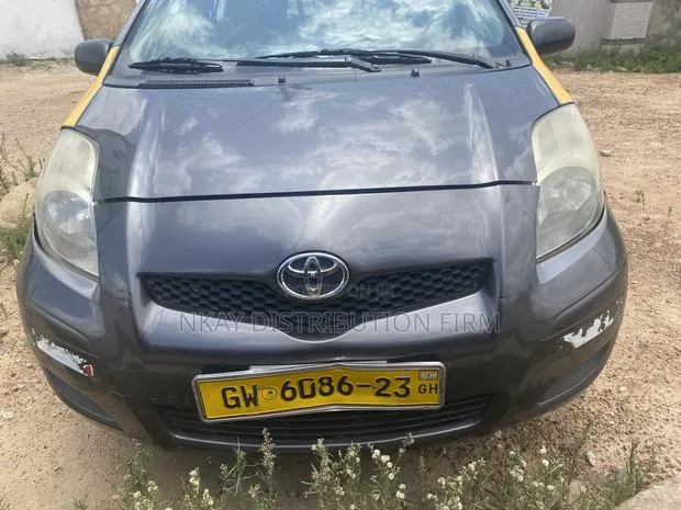 Toyota Yaris Base Hatchback 3dr 2010 Gray · Photo 1