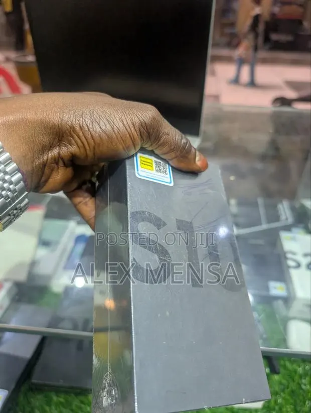 New Samsung Galaxy S10 128 GB Black · Photo 1