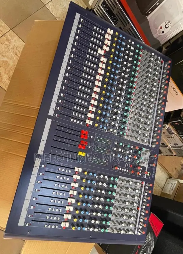 Soundcraft Lx9 24-Channel Professional Mixer Console. · Photo 1