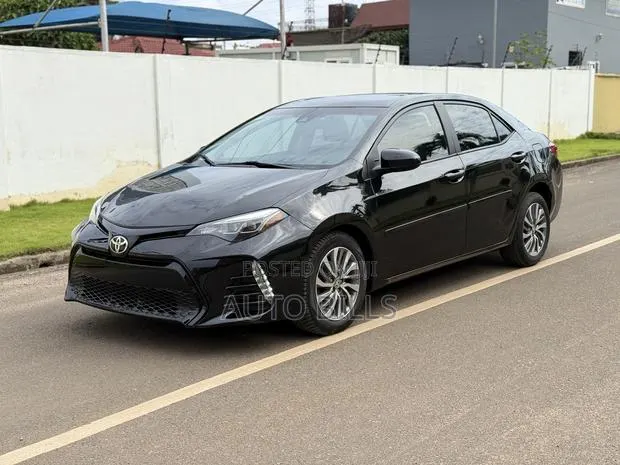 Toyota Corolla XLE (1.8L 4cyl 2A) 2018 Black · Photo 1
