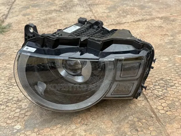 Land Rover Defender 2025 Headlight · Photo 1