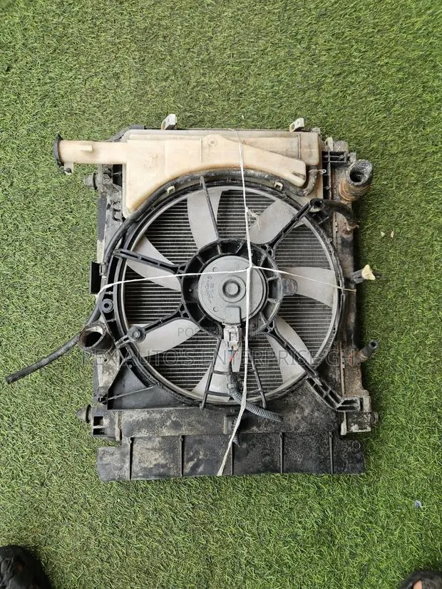 Toyota Yaris 2015,2016,2017,2018/ Complete Radiator Tank · Photo 1