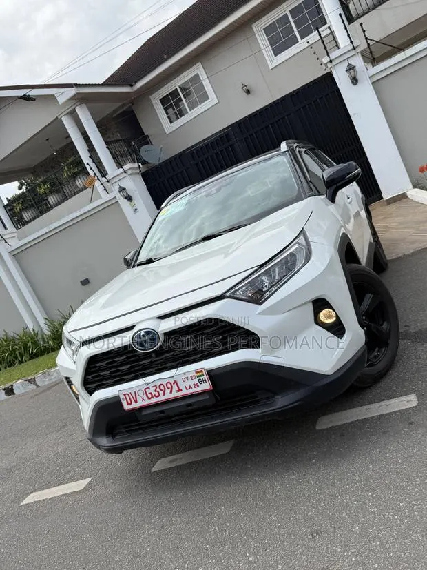 Toyota RAV4 XLE Premium AWD 2020 White · Photo 1