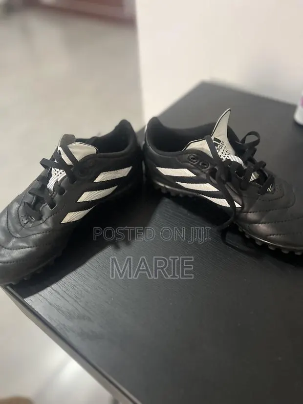 Kids Adidas Football Shoes · Photo 1