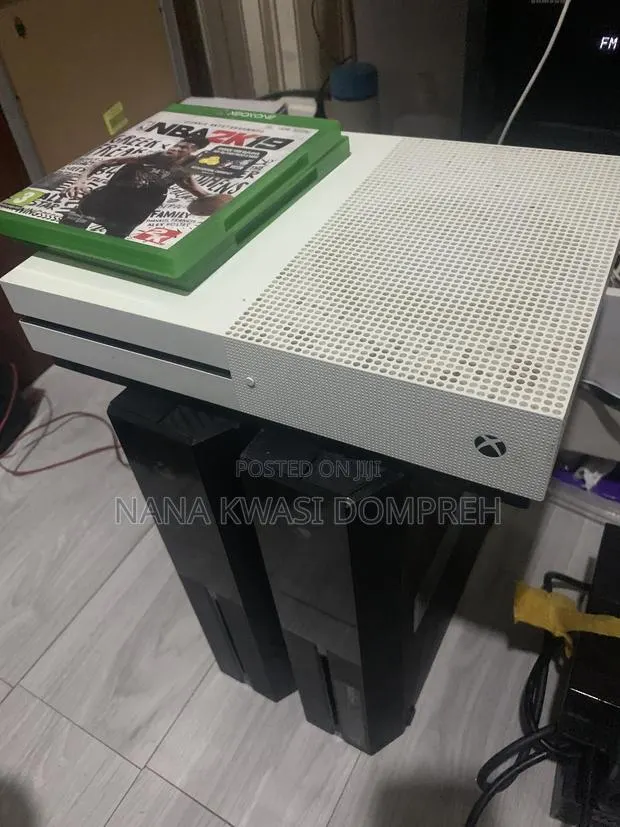 UK Xbox One S 1TB With 5 Games and Controller. 100% Neat · Photo 1
