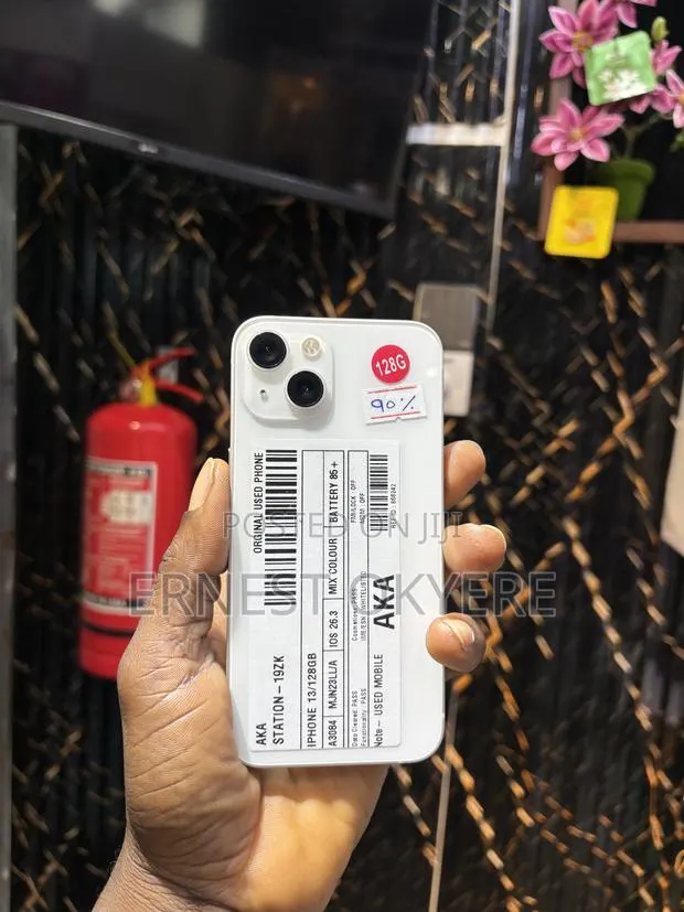 Apple iPhone 13 128 GB White · Photo 1