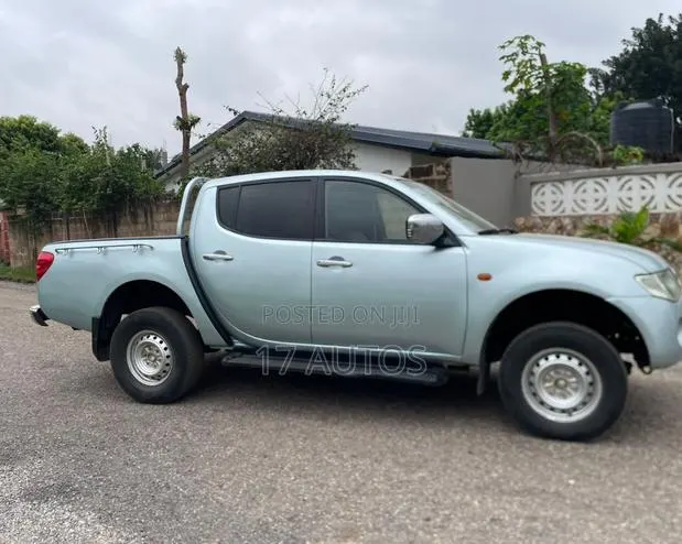 Mitsubishi L200 Double Cab 2.5 136hp 2009 Gray · Photo 1