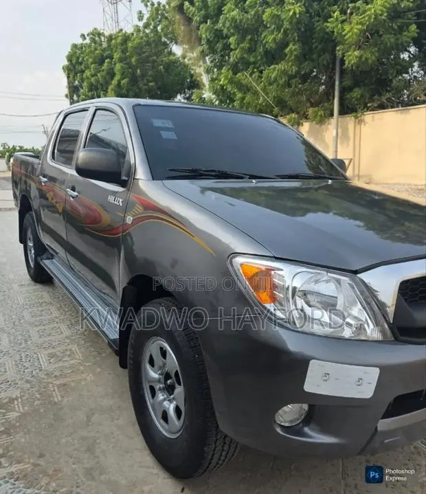 Toyota Hilux 2.5 D-4D SRX 2012 Silver · Photo 1