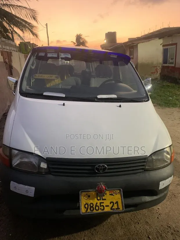Toyota HiAce 2005 White · Photo 1