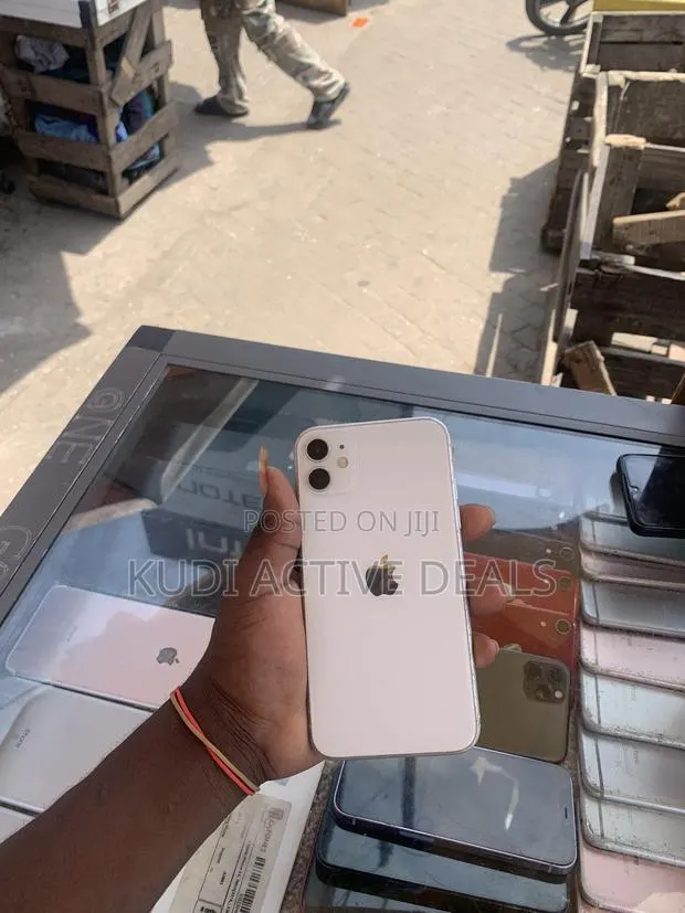 Apple iPhone 11 128 GB White · Photo 1