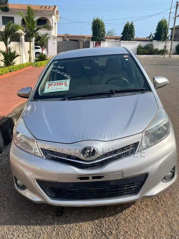 Toyota Vitz 1.5 FWD 5dr 2013 Silver · Photo 1