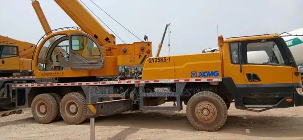 XCMG T Truck Crane. · Photo 1