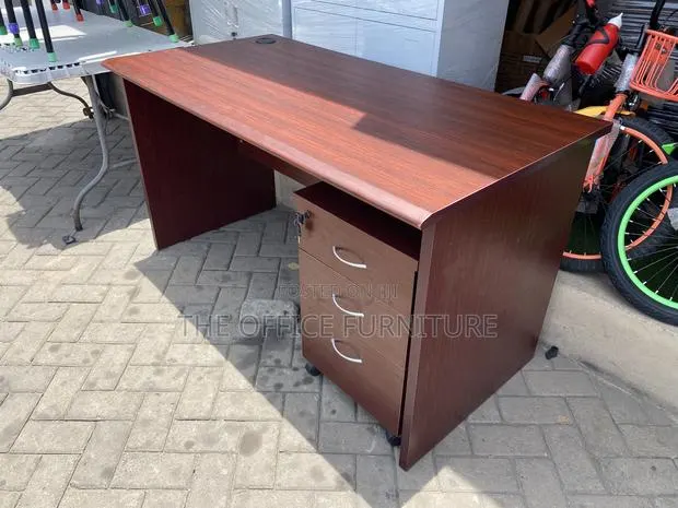 1.4m Standard Desk · Photo 1