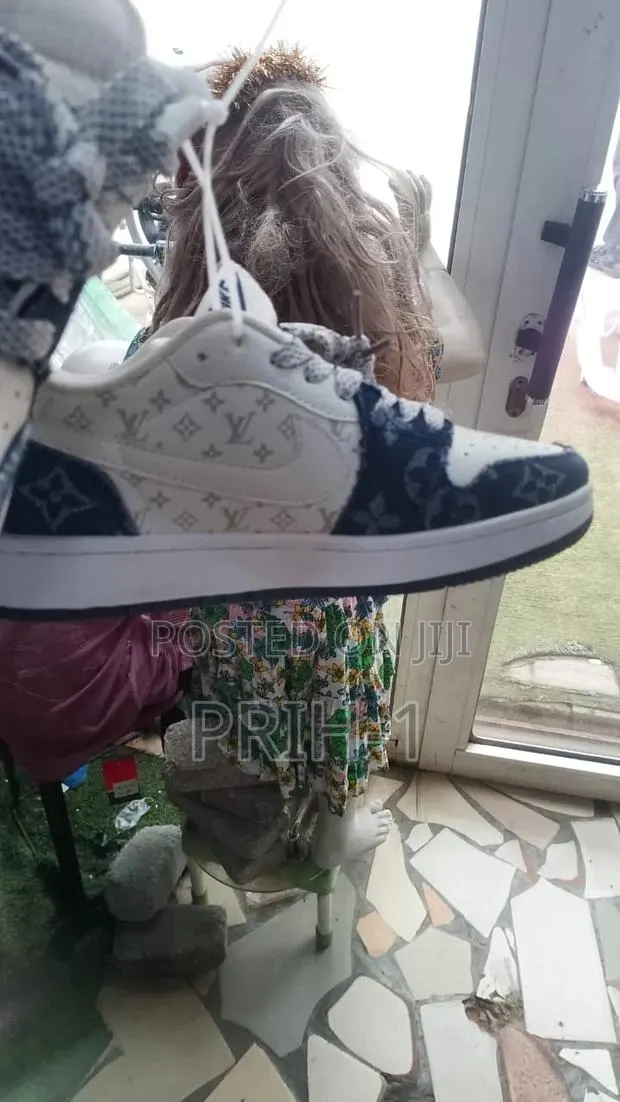 Boys Neakers · Photo 1