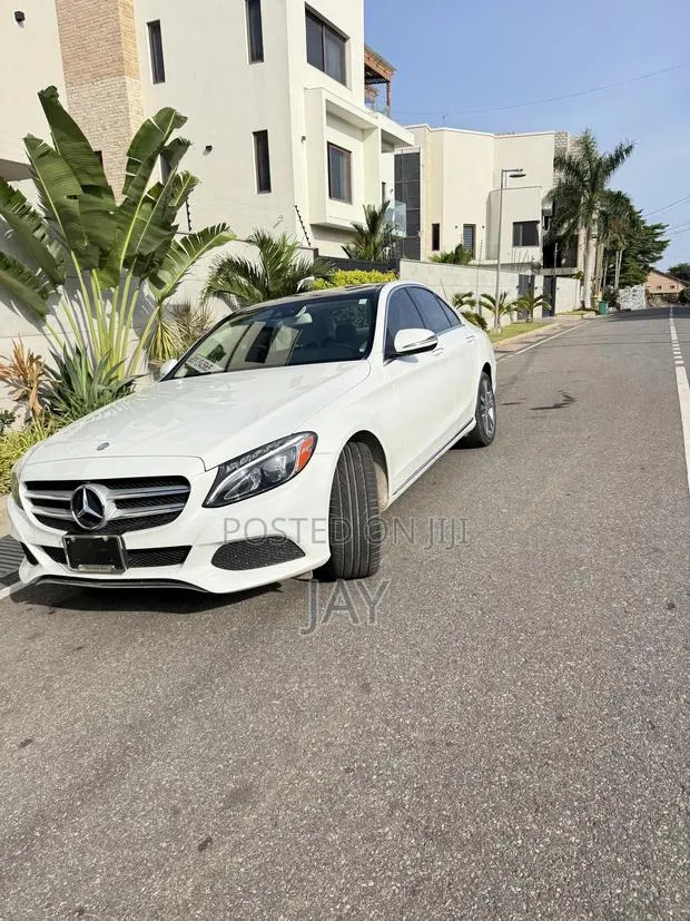 Mercedes-Benz C300 Luxury Sedan RWD (2.0L 4cyl 7A) 2017 White · Photo 1