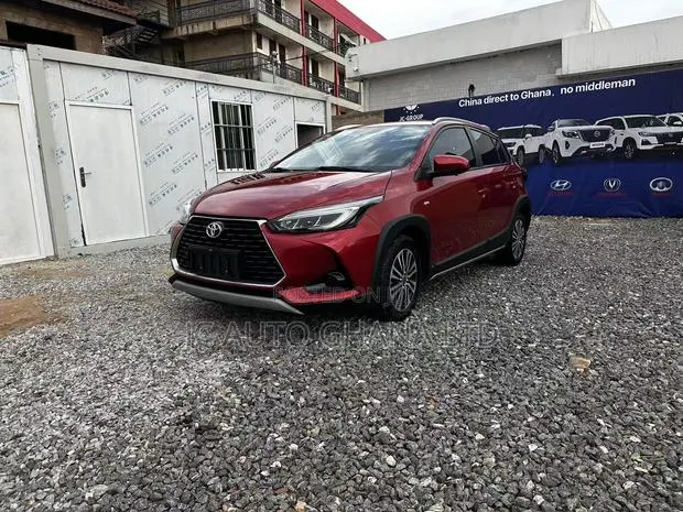 Toyota Yaris 2023 Red · Photo 1