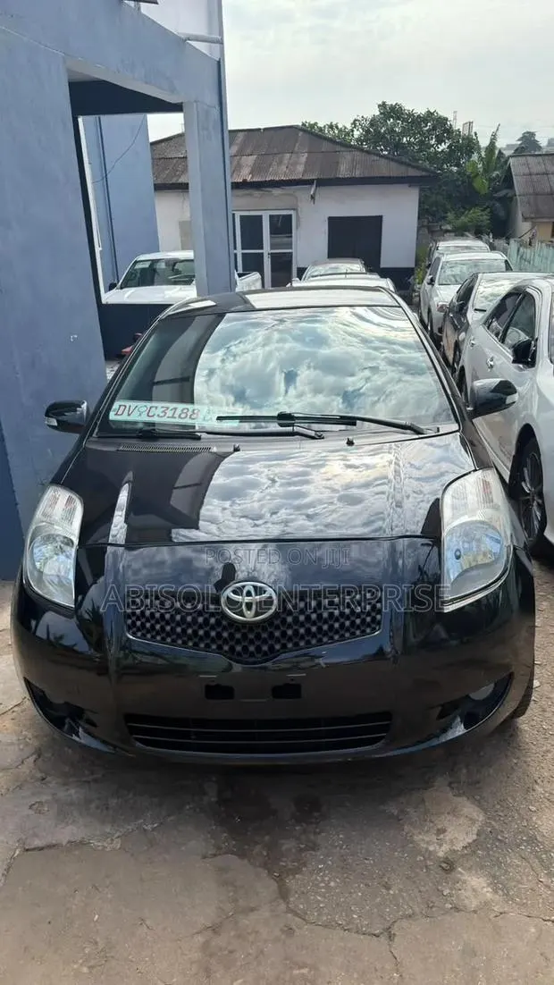 Toyota Yaris 2010 Black · Photo 1