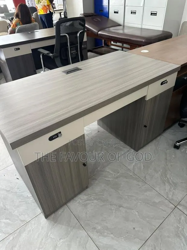 A Wellmade Lockable Office Table · Photo 1