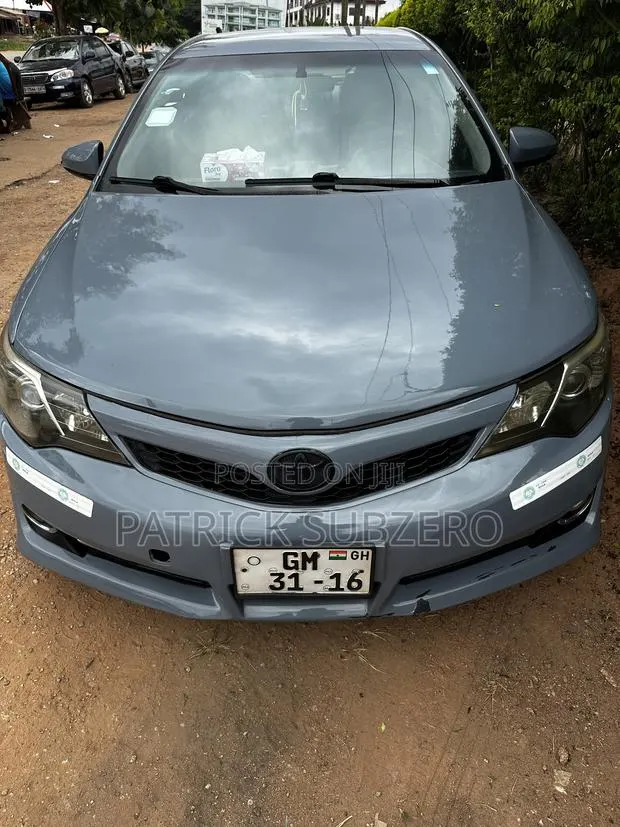 Toyota Camry LE 4dr Sedan (2.5L 4cyl 6A) 2014 Gray · Photo 1
