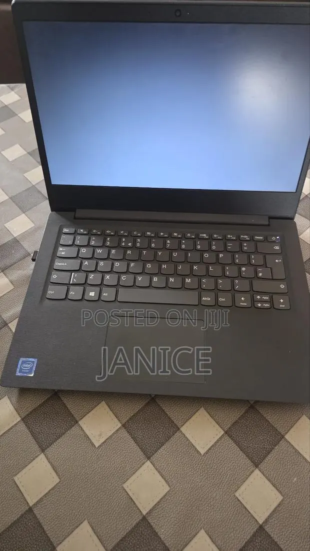 Laptop Lenovo Ideapad V14 IGL 4GB Intel Core 5 HDD 1T · Photo 1
