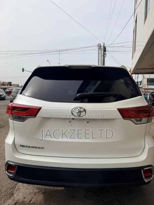 Toyota Highlander LE 2019 White · Photo 1