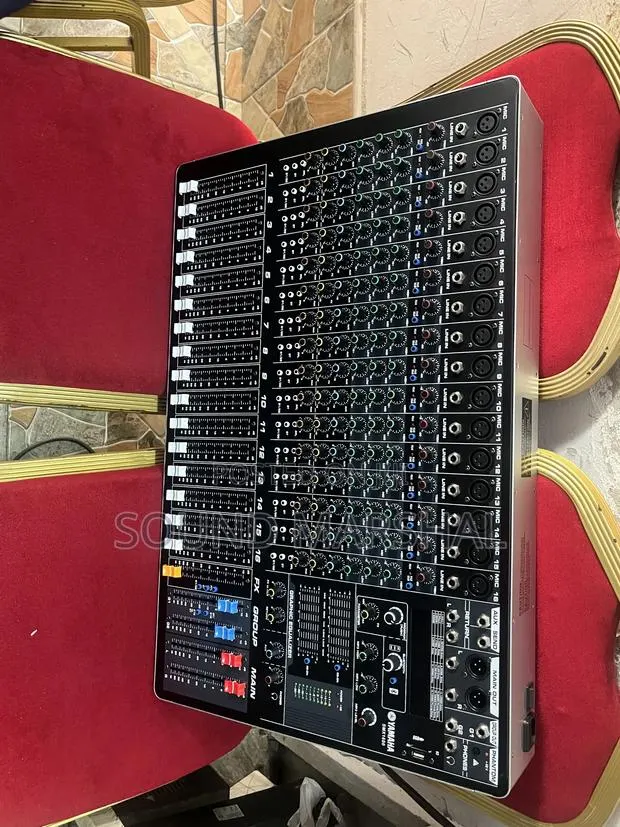 Yamaha SMX-16 (16 Channel Mixer) · Photo 1
