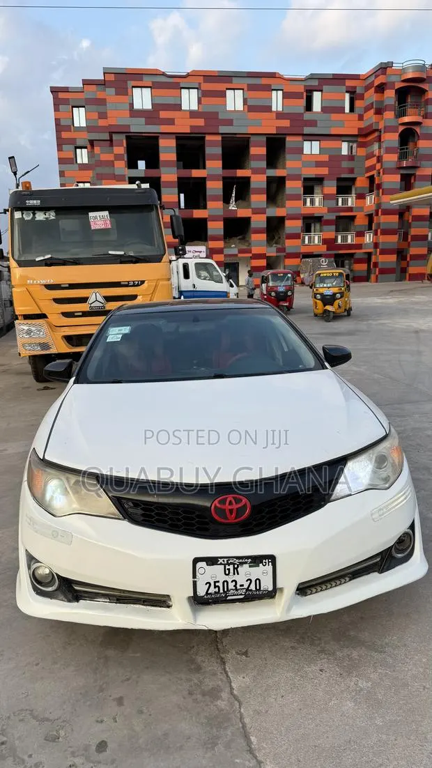 Toyota Camry LE 4dr Sedan (2.5L 4cyl 6A) 2013 White · Photo 1