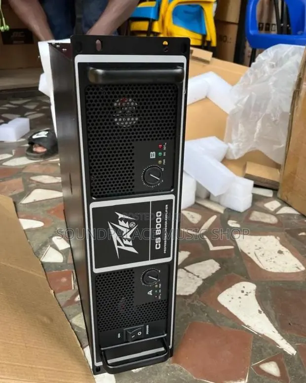 Peavey CS 8000 Professional Power Amplifier · Photo 1