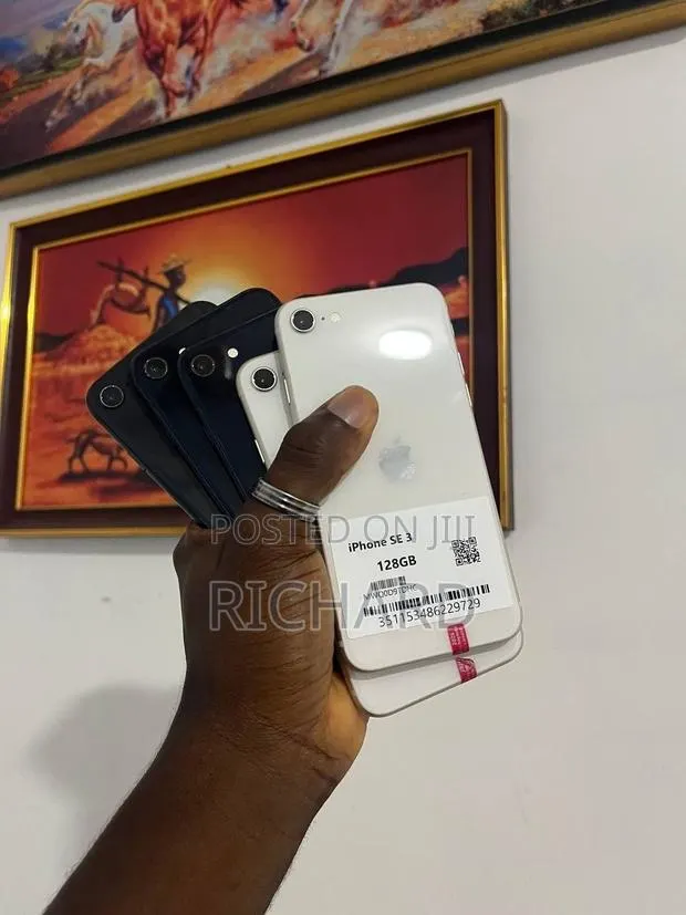 Apple iPhone SE (2022) 128 GB Black · Photo 1
