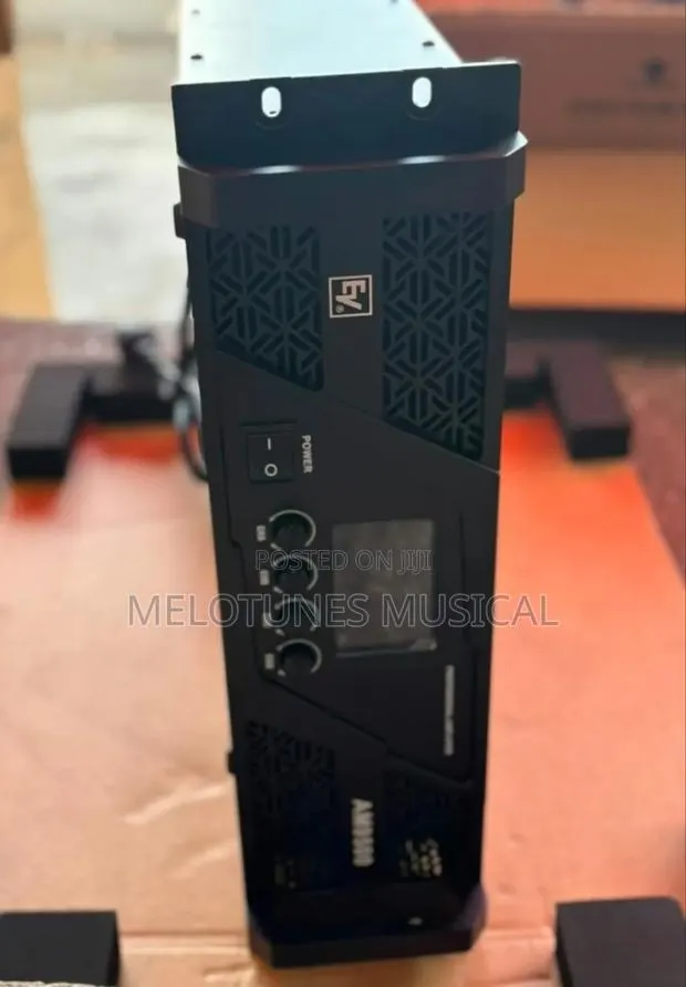 Electro-Voice MA8000 4channel Power Amplifier · Photo 1