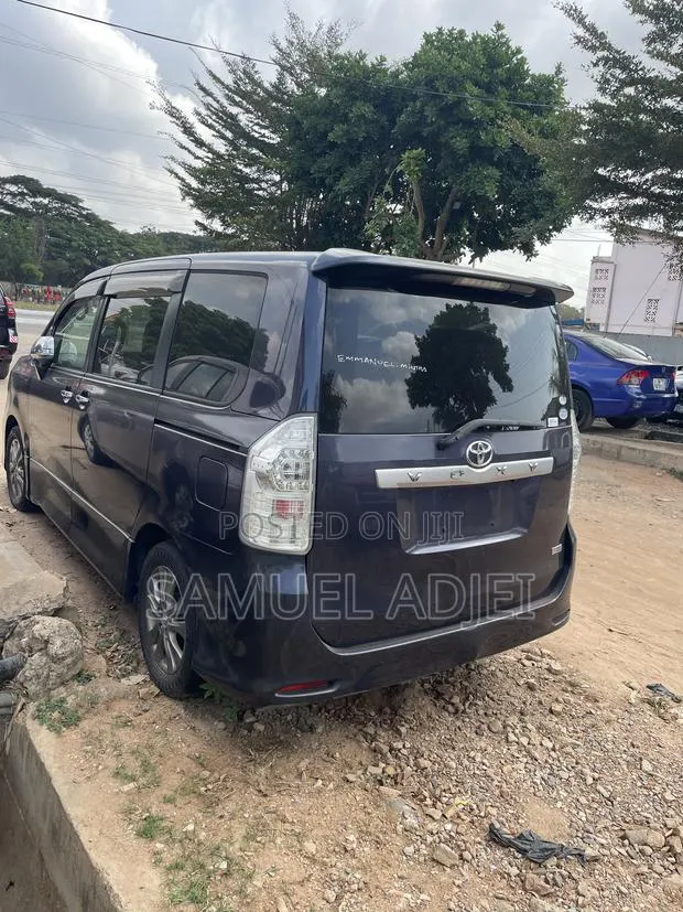 Toyota Voxy 2013 · Photo 1