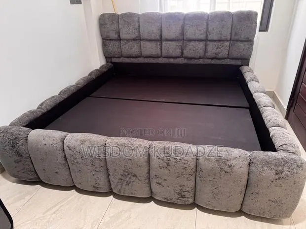Queen Size Bedframe 72x75 · Photo 1