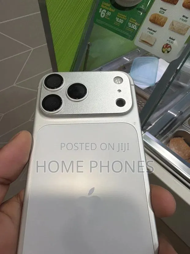 Apple iPhone 17 Pro Max 256 GB Silver · Photo 1