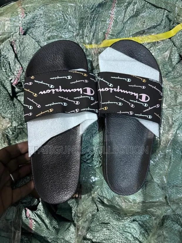 Stylish Men’s Slippers for Everyday Wear · Photo 1