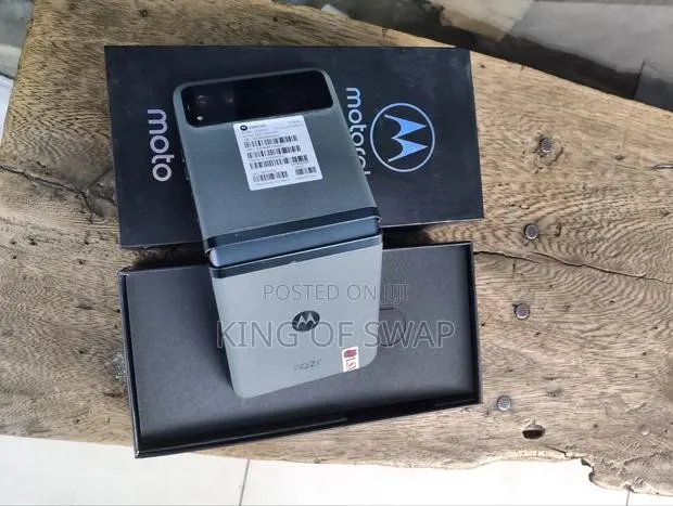 New Motorola Razr 40 128 GB Gray · Photo 1