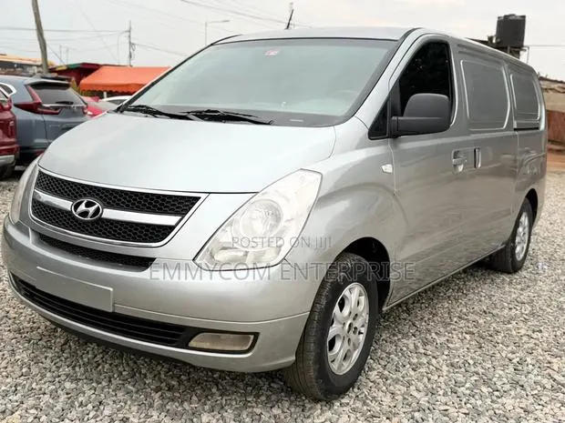 Hyundai Starex 2014 Silver · Photo 1