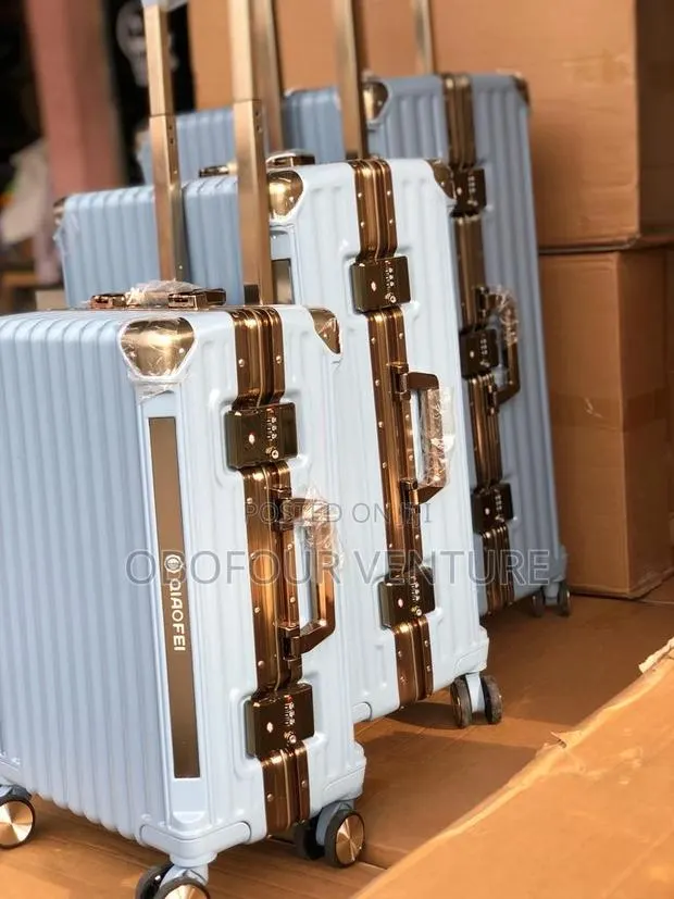 3in1 Zipless Anticrake Luxury Designer Luggage and Travel · Photo 1