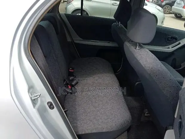 Toyota Vitz 1.3 AWD 5dr 2010 Silver · Photo 1