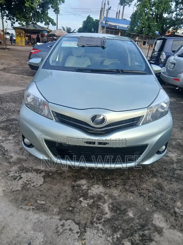 Toyota Vitz 1.0 FWD 5dr 2013 Gray · Photo 1