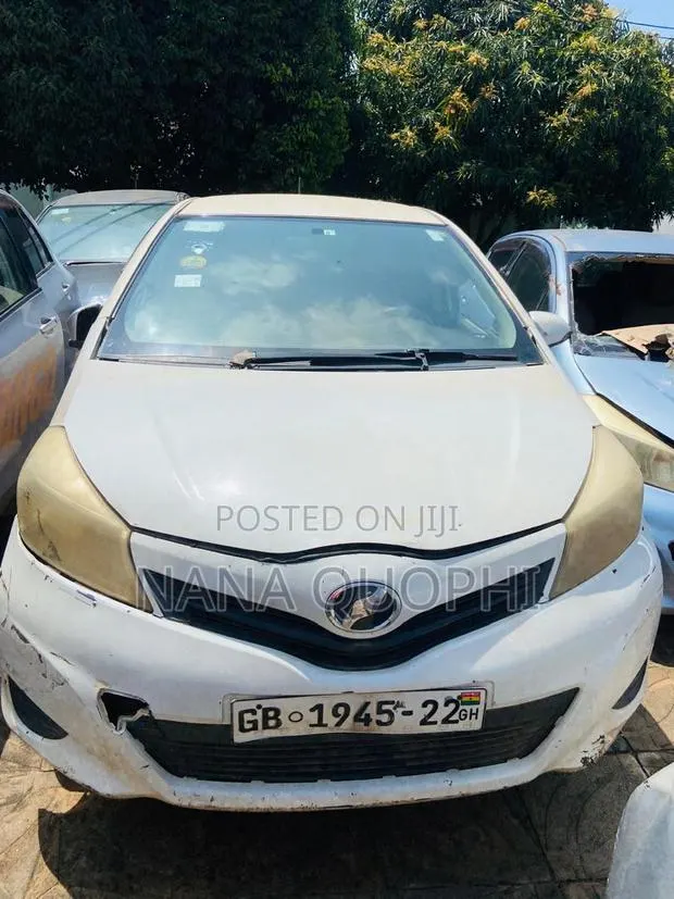 Toyota Vitz 2012 White · Photo 1