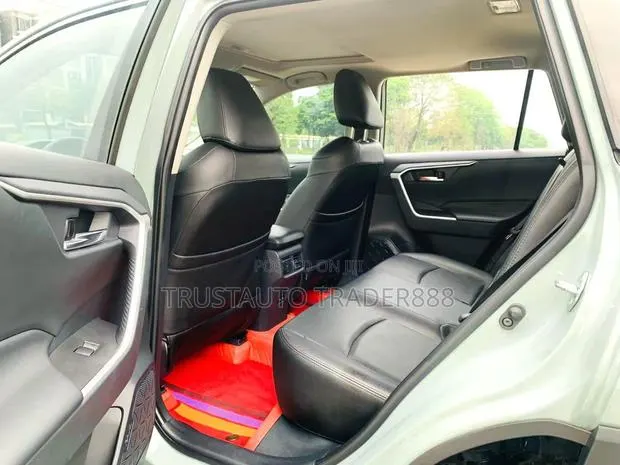 Toyota RAV4 2020 Green · Photo 1