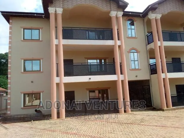 6bdrm House in Kronon African, Kumasi Metropolitan for sale · Photo 1