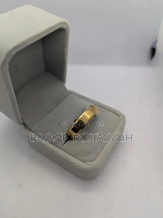Sleek Steel Wedding Ring · Photo 1
